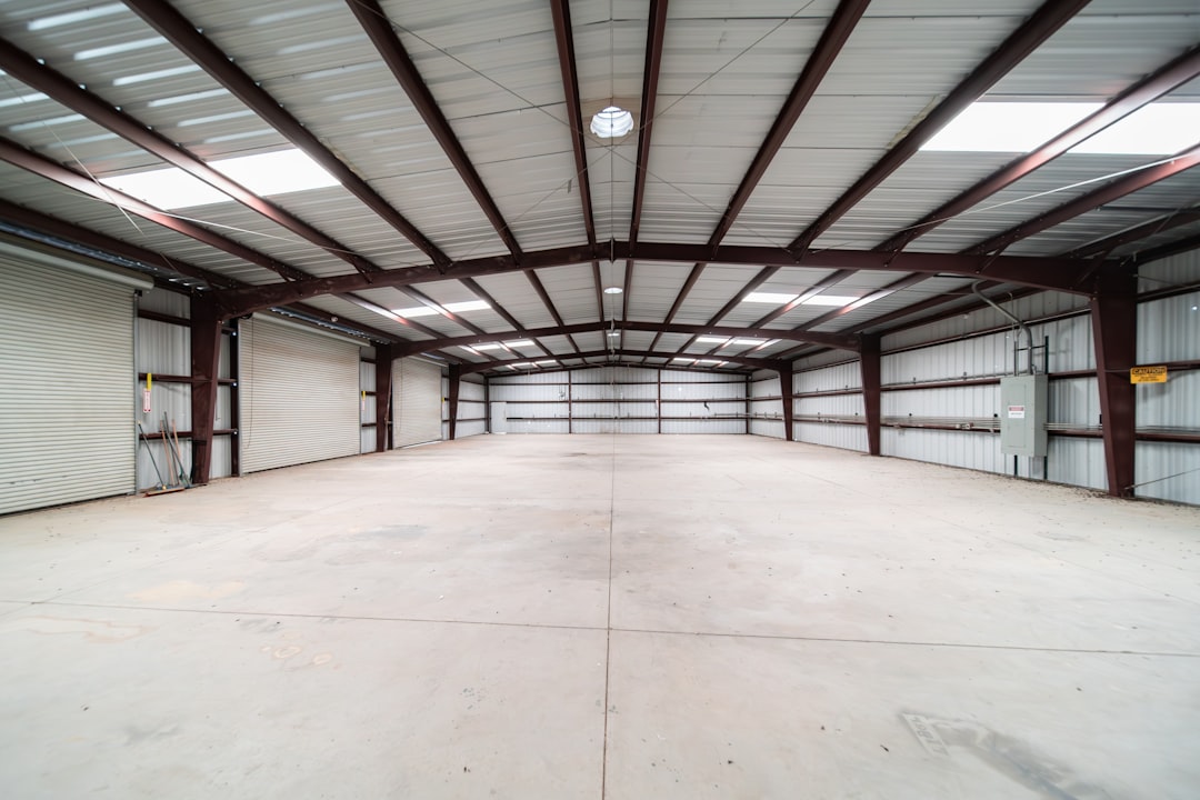a-large-empty-warehouse-with-no-people-in-it-d7a6ciifvk8